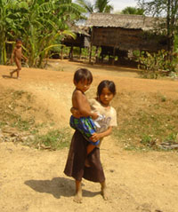 子守をするカンボジアの少女